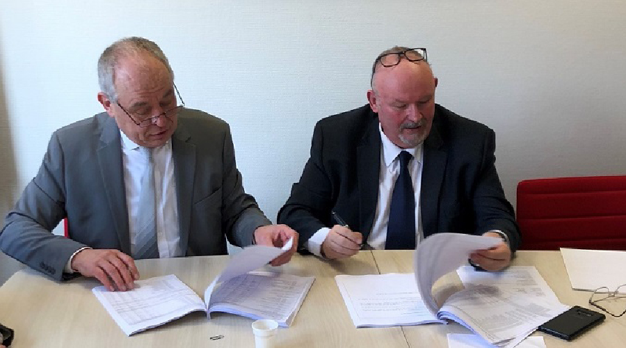 Stéphane Torrez, Chairman of Sopemea, signs the takeover of the company AEMC with its founding chairman Alain Charoy