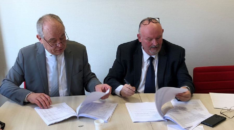 Stéphane Torrez, président de Sopemea, signe la reprise de la société AEMC avec son président fondateur Alain Charoy