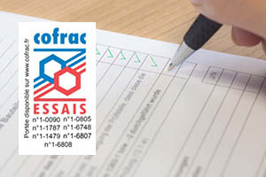 An individual ticks boxes, the Cofrac logo is highlighted