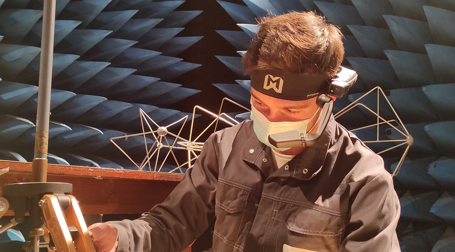 Technicien avec les lunettes Realwear
